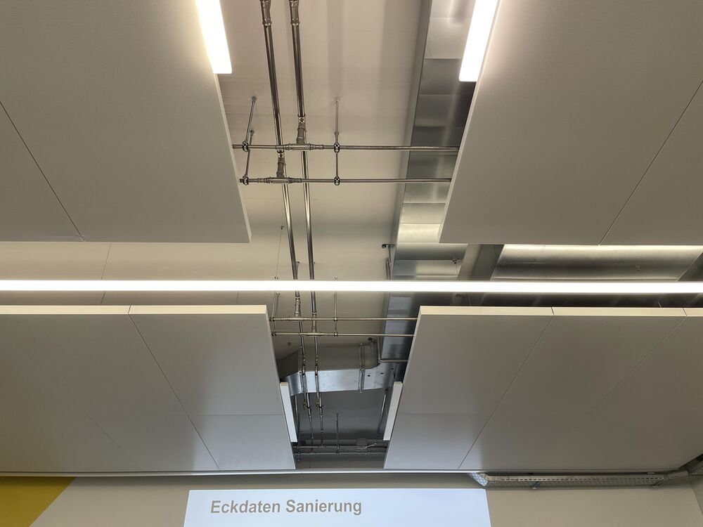 Gebäudetechnik für Komfort und Freude beim Arbeiten: Installationen an der Decke für Lüftung, Kühlen, Heizung. Kombinierte Deckensysteme sowie Betonkernaktivierung sorgen für ein angenehmes und energieeffizientes Raumklima.